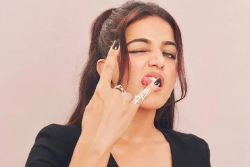 காந்தக்கண்ணில் மயக்கும் DC பட நடிகை வாமிகா!! புகைப்படங்கள் இதோ..