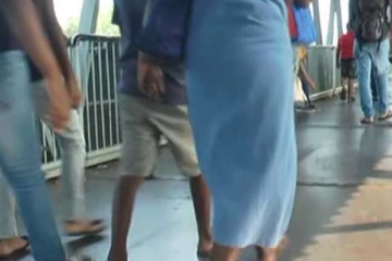 දහස් ගණන් මිනිසුන් එහා මෙහා යන අනතුරුදායක ගුවන් පාලම..(VIDEO)