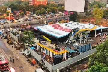 புரட்டிப் போட்ட புழுதிப் புயல் - ராட்சத பேனர் விழுந்து 9 பேர் பலி!