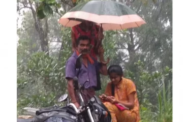 ஆன்லைன் வகுப்பில் மகளுக்காக கொட்டும் மழையில் நனைந்து குடை பிடித்த தந்தை!
