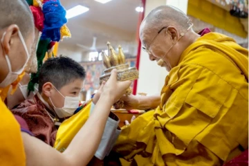 8 வயது சிறுவனை பௌத்தத்தின் மூன்றாவது உயர்ந்த தலைவராக அறிவித்த தலாய் லாமா! யார் அந்த சிறுவன்?