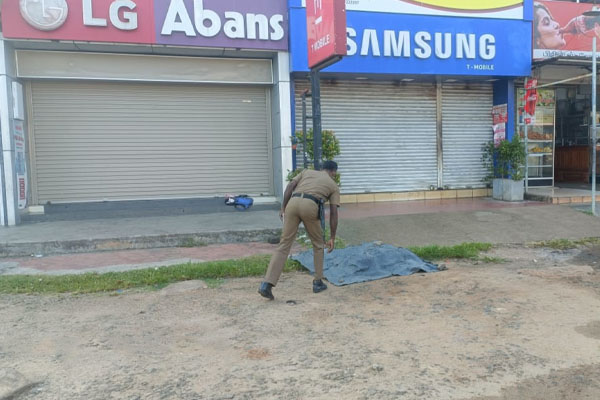வவுனியாவில் வர்த்தக நிலையம் முன்பாக மீட்கப்பட்ட சடலம் | Body Was Recovered In Front Of The Trading Post