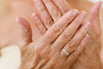 கைகளில் ஏற்படும் சுருக்கத்தை போக்க வேண்டுமா? இதோ சூப்பரான டிப்ஸ்