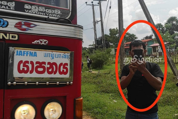 பாடசாலை மாணவர்களை ஏற்றாது செல்லும் இ.போ.ச பேருந்து: ஊடகவியலாளரை அச்சுறுத்திய சாரதி (Photos) | Badulla Jaffna Bus Refused To Pick Up Students