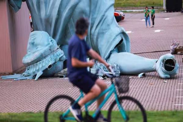 பலரை வியக்க வைத்த சுதந்திர தேவி சிலை சரிவு.. பிரேசிலில் நடந்த சம்பவம் வைரல் | Statue Of Liberty Falling Viral Video பலரை வியக்க வைத்த சுதந்திர தேவி சிலை சரிவு.. பிரேசிலில் நடந்த சம்பவம் வைரல் | Statue Of Liberty Falling Viral Video