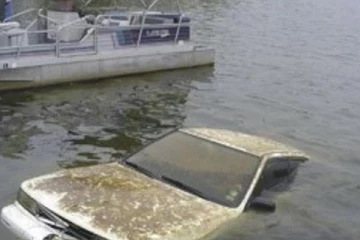 எதிர்பாராத விபத்து! ஆற்றுக்குள் மூழ்கிய காரிலிருந்து தந்தை- மகன் சடலமாக மீட்பு