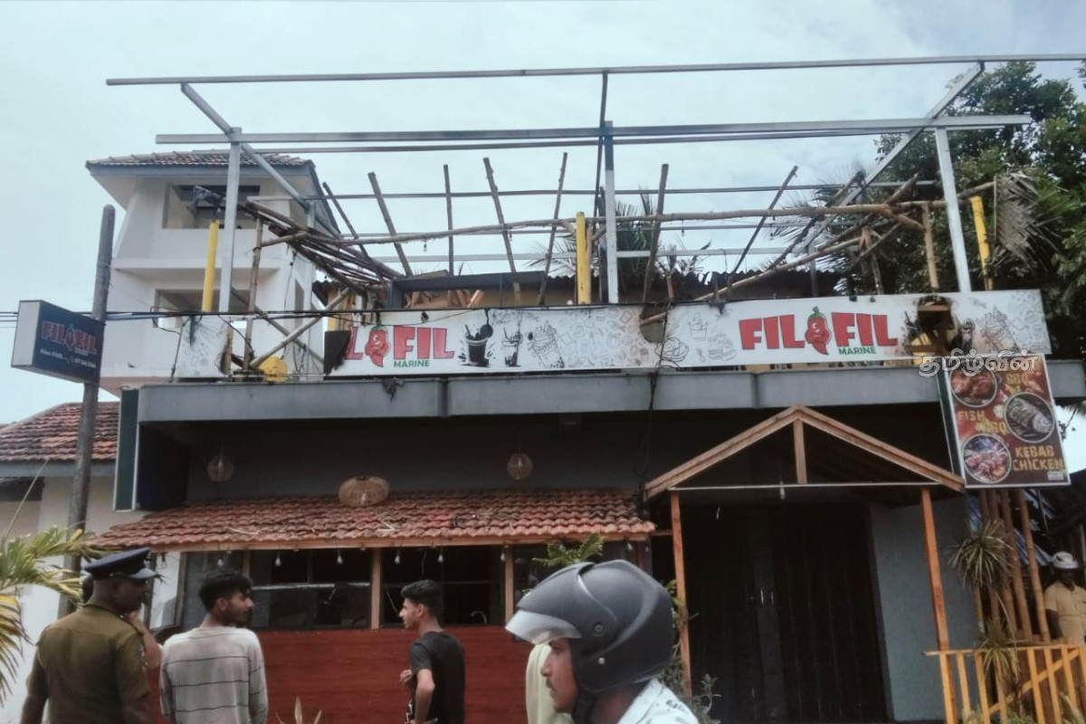 அம்பாறையில் பிரபல உணவகத்தில் தீ விபத்து | Fire At A Restaurant In Sainthamaruthu அம்பாறையில் பிரபல உணவகத்தில் தீ விபத்து | Fire At A Restaurant In Sainthamaruthu