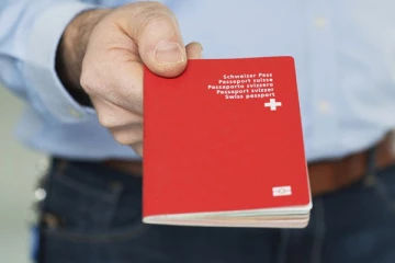 சுவிஸ் குடியுரிமை பெறுவது தொடர்பில் சில பயனுள்ள தகவல்கள்