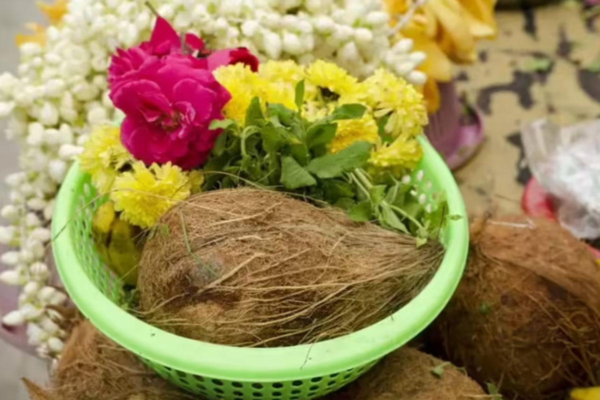 பூஜையின் பொழுது பெண்கள் ஏன் தேங்காய் உடைக்கக்கூடாது தெரியுமா? | Reason Why Women Shouldnt Break Coconut In Pooja