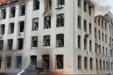 ரஷ்யாவின் தாக்குதலில் அதிர்ந்த உக்ரைனின்  பொலிஸ் தலைமையகம்