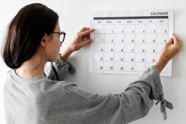 பழைய காலெண்டரை தூக்கிப்போடாமல் வைத்திருக்கீங்களா? உடனே வெளியே போட்டிடுங்க | Vastu Tips Remove Old Calendar Which Direction Put