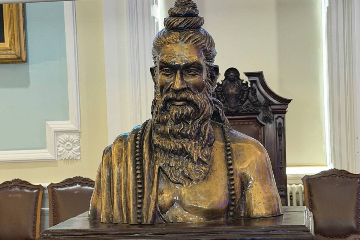 அறுவை சிகிச்சையின் தந்தைக்கு பிரித்தானியாவில் கௌரவம்: யார் இந்த சுஷ்ருதர்? | Who Is Sushrutha Honour At Oldest Surgical College அறுவை சிகிச்சையின் தந்தைக்கு பிரித்தானியாவில் கௌரவம்: யார் இந்த சுஷ்ருதர்? | Who Is Sushrutha Honour At Oldest Surgical College