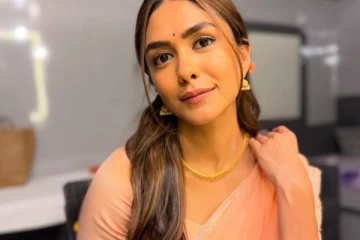 ஹோம்லி லுக்கில் மிருனாள் தாகூர்.. சேலையில் கியூட் ஸ்டில்கள்