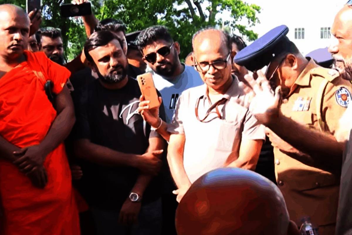 முடிவுக்கு வரும் பிக்குகளின் சத்யாகிரகப் போராட்டம்: நீதிமன்றத்தை நாடும் காவல்துறை | Cops Seek Court Order To Clear Monks Protest முடிவுக்கு வரும் பிக்குகளின் சத்யாகிரகப் போராட்டம்: நீதிமன்றத்தை நாடும் காவல்துறை | Cops Seek Court Order To Clear Monks Protest