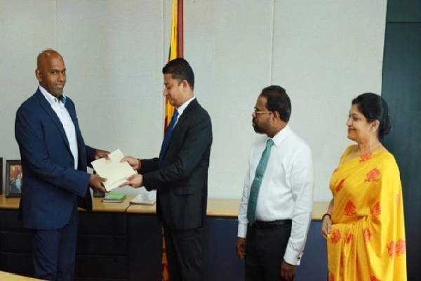 சிறிலங்காவிற்கான வெளிநாட்டு பிரதிநிதியாக நியமிக்கப்பட்டுள்ள ஈழத் தமிழர்! | Sl Gov Appoint Tamil Agent Bring Foreign Invest