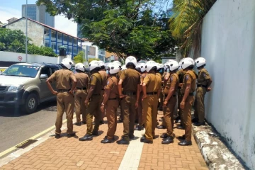 அலரிமாளிகை முன் ஆர்ப்பாட்டம்: பொலிஸாருடன் போராட்டக்காரர்கள் வாக்குவாதம்