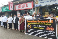 கொரோனாவினால் மரணிக்கும் உடலங்கள் எரிக்கப்படுவதற்கு எதிர்ப்பு தெரிவித்து யாழில் கவனயீர்ப்பு போராட்டம்!