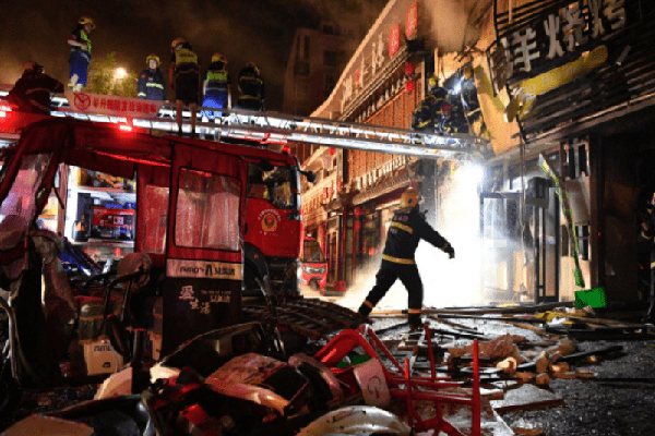 சீனாவின் உணவகத்தில் ஏற்பட்ட பயங்கர தீ விபத்து - 31 பேர் பலி | Restaurant Explosion Kills 31 In Northwest China