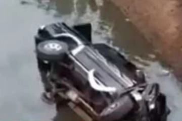 ජීප් රථයක් ඇලට විසිවෙයි... සිදු වූ විනාශය..