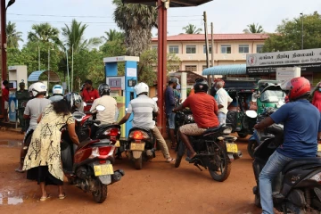 புதுக்குடியிருப்பில் டீசல் தீர்ந்தமையால் பெரும் சிரமத்தில் வாகன ஓட்டிகள் (Photos)