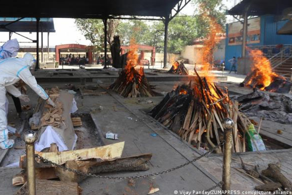 இரவு, பகலாக எரியும் சடலங்கள்- நோயாளிகளின் உடலில் என்ன நடக்கிறது? மருத்துவரின் அதிரவைக்கும் தகவல்கள் | What Happens In Coronavirus Patient Body