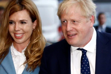 காதலியை கரம்பிடிக்கின்றார்  பிரிட்டன் பிரதமர்!