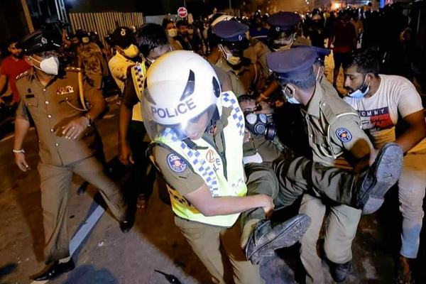 நள்ளிரவு தாண்டி தொடரும் ஆர்ப்பாட்டம்: அதிர்ச்சியை ஏற்படுத்தும் புகைப்படங்கள்! | Gotabaya House Colombo Portest Public Police Army நள்ளிரவு தாண்டி தொடரும் ஆர்ப்பாட்டம்: அதிர்ச்சியை ஏற்படுத்தும் புகைப்படங்கள்! | Gotabaya House Colombo Portest Public Police Army