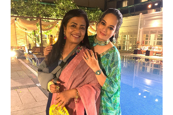 கையில் கட்டுடன் பாக்யராஜ் மனைவி பூர்ணிமா! என்னாச்சு என ரசிகர்கள் ஷாக் | Poornima Bhagyaraj Hand Injury Picture Shocks Fans