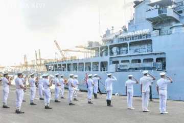 INS AIRAVAT’ නෞකාව නාවික හමුදා මහත් හරසරින් මෙරටට පිළිගැනේ