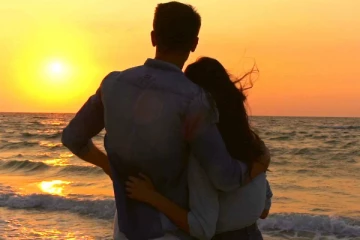 திருமணத்திற்கு தயாரான இளம் தம்பதி நீரில் அடித்து சென்று மாயம்