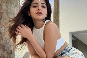 ஷார்ட் உடையில் உச்சகட்ட கவர்ச்சி போஸ் கொடுத்த ஐஸ்வர்யா மேனன்