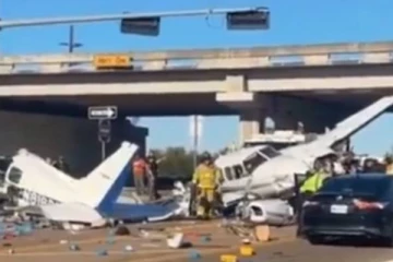 நெடுஞ்சாலையில் சென்றுகொண்டிருந்த கார்கள் மீது மோதிய விமானம்! 4 பேர் வைத்தியசாலையில்