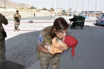 விமான நிலையத்தில் கிடந்த ஆப்கானிஸ்தான் பச்சிளம் குழந்தை - அம்மாவாக மாறிய  வீராங்கனை