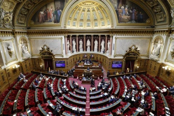 புலம்பெயர்ந்தோரின் வாழ்வை கடினமாக்கும் மசோதா: பிரான்சில் பெரும்பான்மை ஆதரவுடன் நிறைவேற்றம்