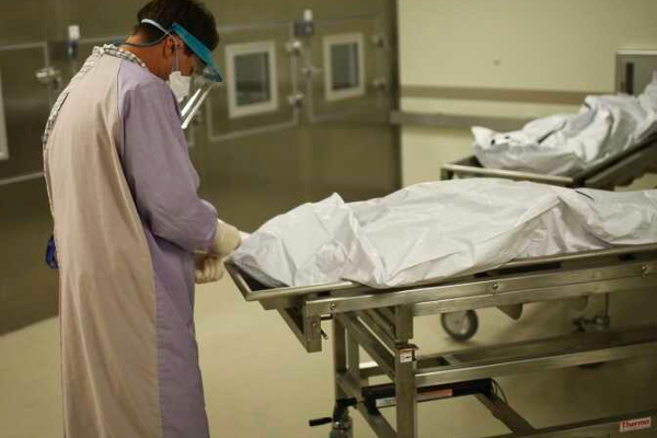 மரண வைத்திய அதிகாரியை மறைந்திருந்து அடித்த நபர்! | Person Who Attacked The Medical Officer In Hiding