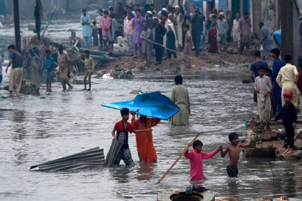 வெளிநாடொன்றில் 6 மாணவர்கள் உட்பட 8 பேருக்கு நேர்ந்த பரிதாபம்! | Pakistan Heavy Rain Flood 6 School Students Death