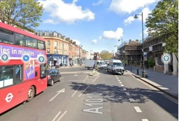 லண்டனில் டீன் ஏஜ் பெண்ணை கடத்த முயன்ற 50 வயதான நபர்! பேருந்துக்காக காத்திருந்த அப்பெண் செய்த சாதுர்யமான செயல்