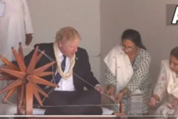 சபர்மதி ஆசிரமத்தில் கை ராட்டையை சுழற்றி நூல் நூற்ற இங்கிலாந்து பிரதமர்