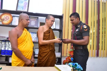 විදේශීය හිමිනමකගේ අස්ථානගත වූ මුදල් පසුම්බිය සොයා දෙමින් නැවත නැවතත් ලෝකයට මනුස්සකම පෙන්වූ යුද හමුදා සෙබළා