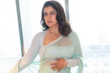 51 வயதிலும் குறையாத அழகு!! டிரான்ஸ்பெரண்ட் சேலையில் மின்னும் நடிகை கஜோல்..