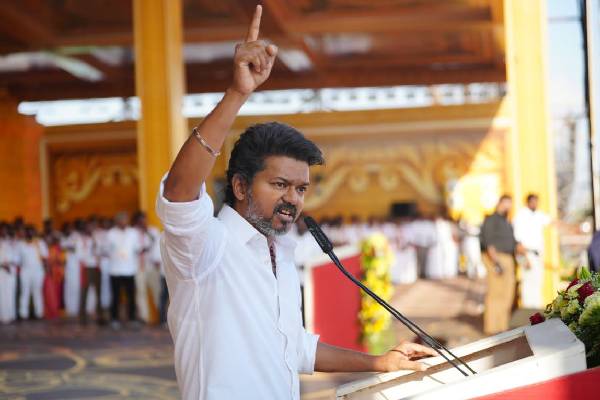நடிகர் நெப்போலியனை மட்டுமல்ல... ராதாரவியையும் அசிங்கப்படுத்தினாரா விஜய்? | Vijay Has Insulted Napoleon And Radha Ravi Viral