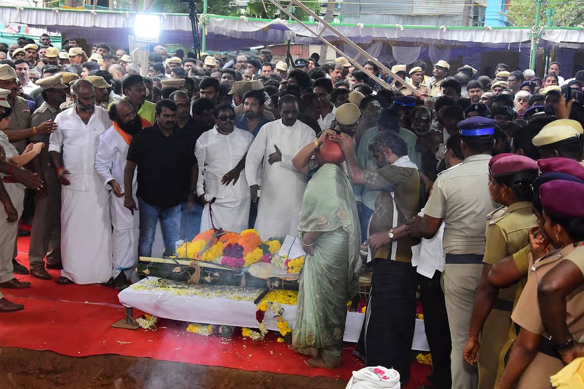 பாரதிராஜா பூத உடலை வைத்துக்கொண்டே குடும்பத்தில் நடந்த பிரச்சனை!! கைக்கூப்பி சமாதானம் செய்த நடிகை.. | Family Moment During Bharathiraja S Final Rites பாரதிராஜா பூத உடலை வைத்துக்கொண்டே குடும்பத்தில் நடந்த பிரச்சனை!! கைக்கூப்பி சமாதானம் செய்த நடிகை.. | Family Moment During Bharathiraja S Final Rites