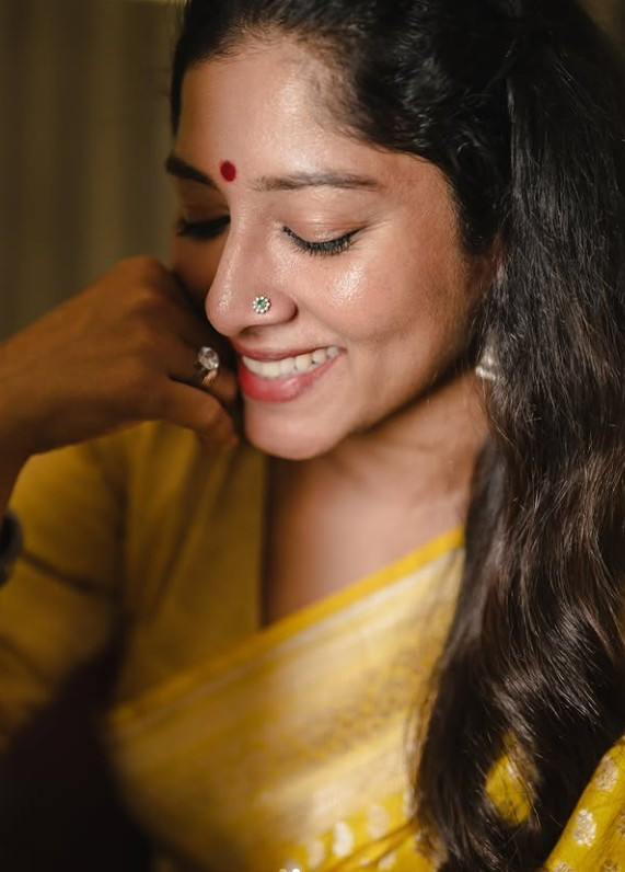 மஞ்சள் நிற புடவையின் அழகில் மயக்கும் Heart Beat Web தொடர் புகழ் அனுமோல் 2 Gallery