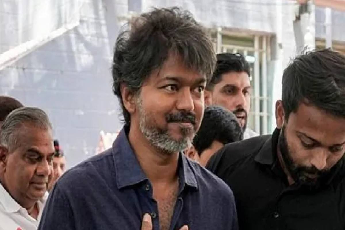 வெற்றி பெற்றதும் முதன்முதலில் பெற்றோரை பார்க்க வந்த விஜய்! வைரலாகும் புகைப்படங்கள் | Tvk Vijay Get Bless From Parents Photo Viral