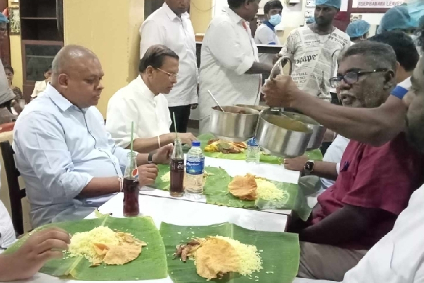 யாழில் மக்களோடு அமர்ந்து சைவ உணவை ருசித்த மைத்திரிபால! (Photos) | Maithripala With People Tasted Vegetarian Food