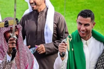 அரபு ஆடை அணிந்து வலம் வந்த கிறிஸ்டியானோ ரொனால்டோ!