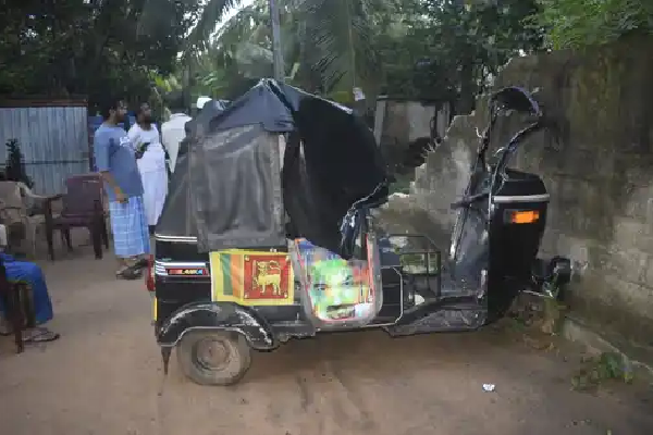 முச்சக்கர வண்டியை அடித்து நொறுக்கிய காட்டுயானை ; பல இலட்சம் பெறுமதியான பொருட்கள் சேதம் | Elephant Crushes A Tricycle