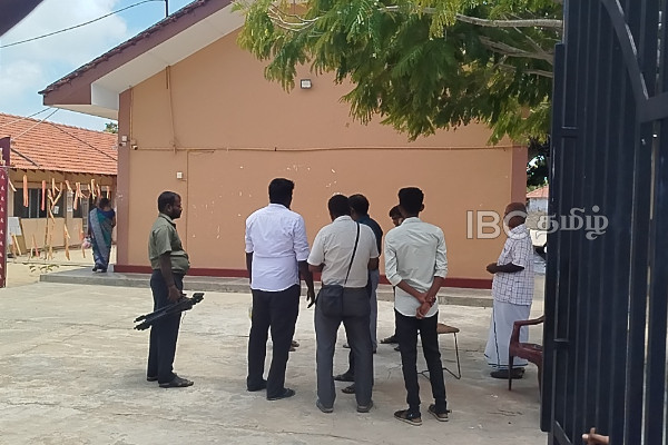 யாழில் ஊடகவியலாளர்களை சமூக விரோதிகளாக சித்தரித்த பாடசாலை: வெடித்த சர்ச்சை | Journalists Blocked At Nagar Kovil Memorial