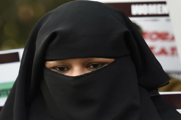பர்தா அணிந்து நகரத்தில் சுற்றித்திரிந்த மாணவன் கைது | Student Arrested Wearing A Burqa பர்தா அணிந்து நகரத்தில் சுற்றித்திரிந்த மாணவன் கைது | Student Arrested Wearing A Burqa