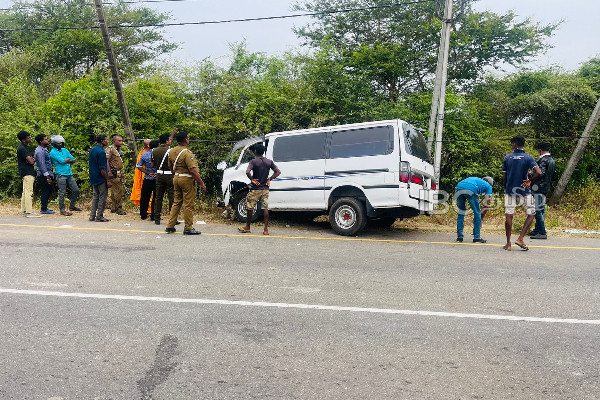 மடு திருவிழாவுக்கு சென்று திரும்பியவேளை விபத்து -அருட்தந்தை உள்ளடங்கலாக மூவர் காயம் | Accident Today Mannaar Murunkan